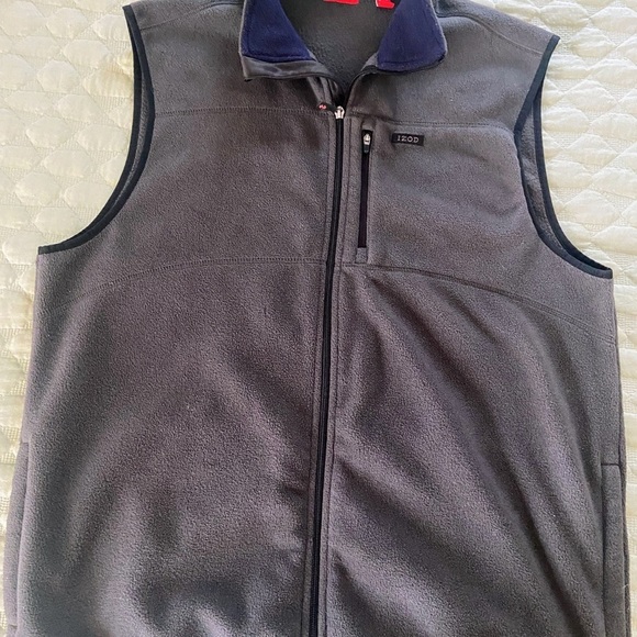 Izod Gray Vest for Versatile Layering - Picture 2 of 7